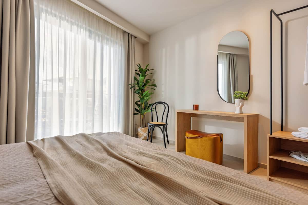 Design Apartment | 2 bedrooms, in-room safe, blackout drapes, travel crib