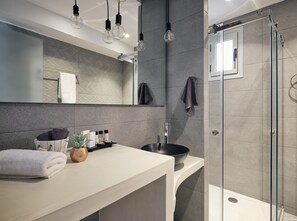Appartement Standard | Salle de bain | Douche, sèche-cheveux, serviettes fournies, savon