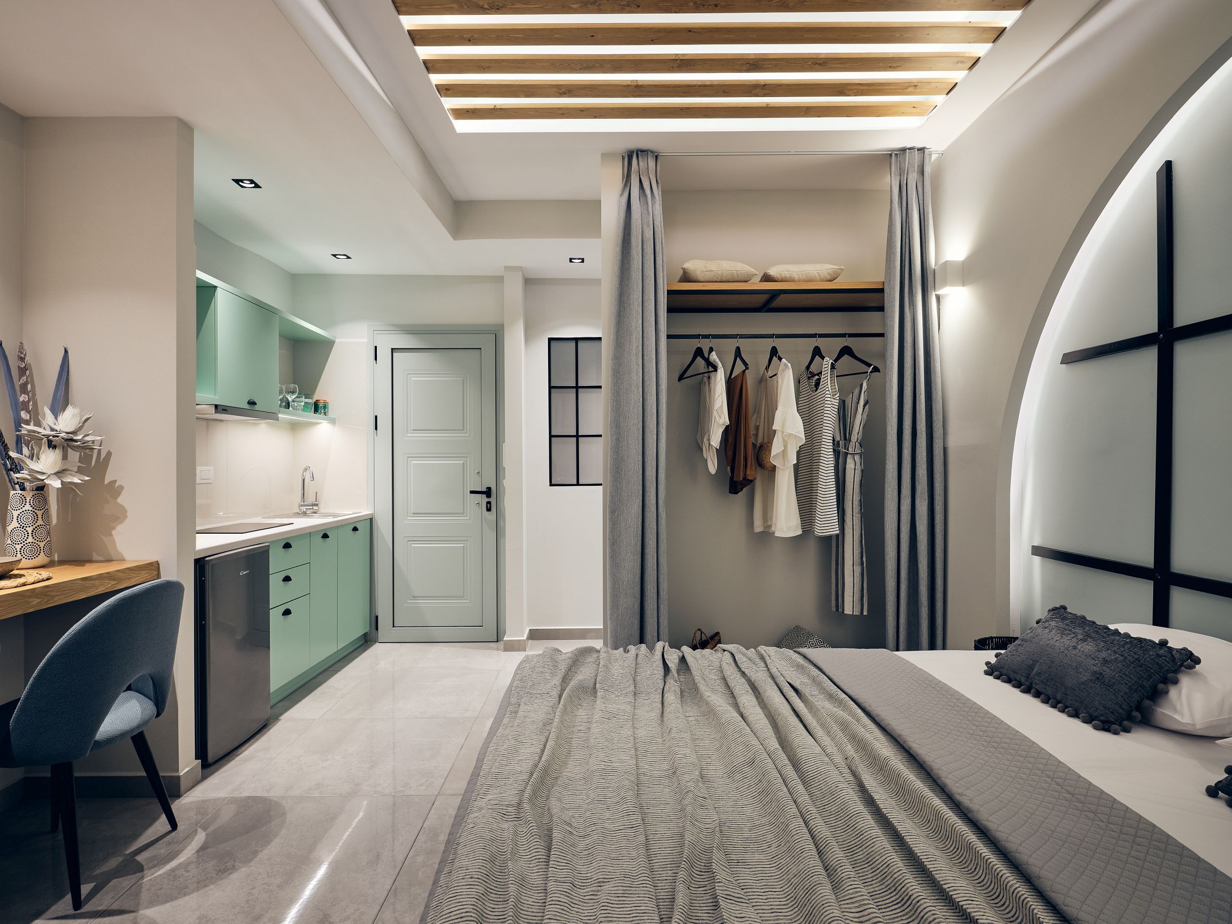 Une chambre moderne avec un lit, un bureau et une armoire.