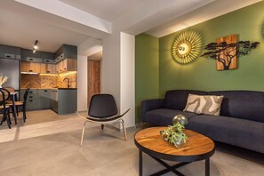 Apartamento clásico | Zona de estar | Smart TV de 32 pulgadas con canales por cable, Netflix