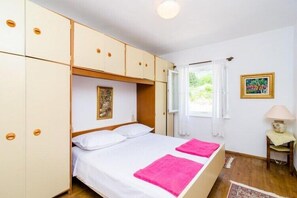 2 soverom, strykejern/-brett, reiseseng for barn og wi-fi (inkludert)