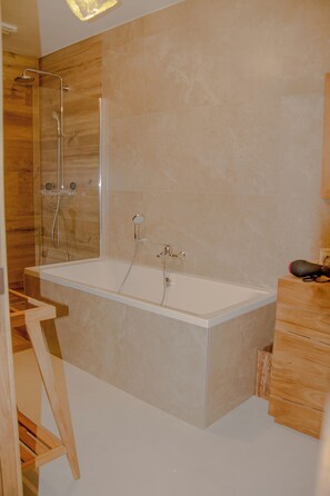 Haartrockner, Handtücher, Seife, Toilettenpapier