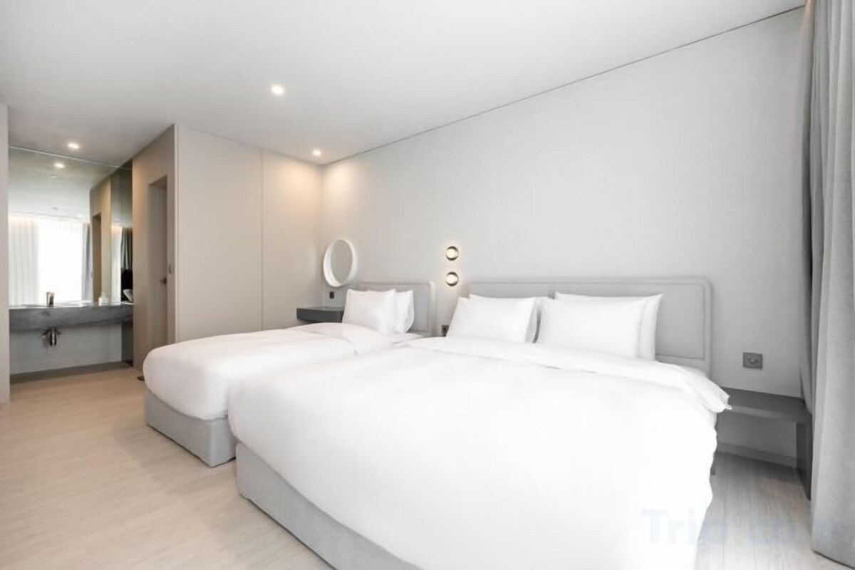 Free WiFi, individually decorated, individually furnished, bed sheets