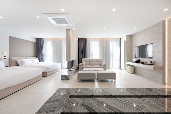 Junior Suite Room | Free WiFi, bed sheets