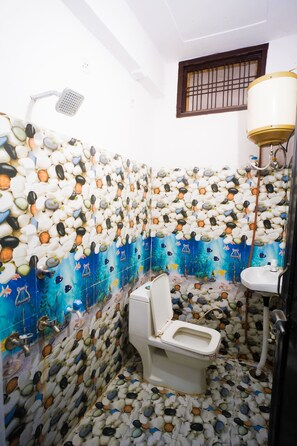 Ducha, artículos de tocador gratuitos, pantuflas, toallas