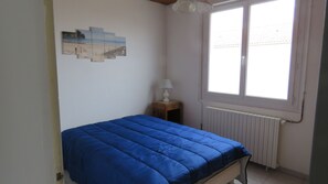 3 bedrooms, iron/ironing board - House near beach, port and shops, quiet area, private parking and courtyard. (Talmont-Saint-Hilaire)