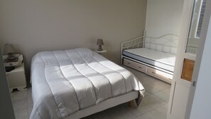 3 chambres, fer et planche à repasser