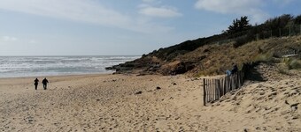 House near beach, port and shops, quiet area, private parking and courtyard.
