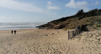 House near beach, port and shops, quiet area, private parking and courtyard.