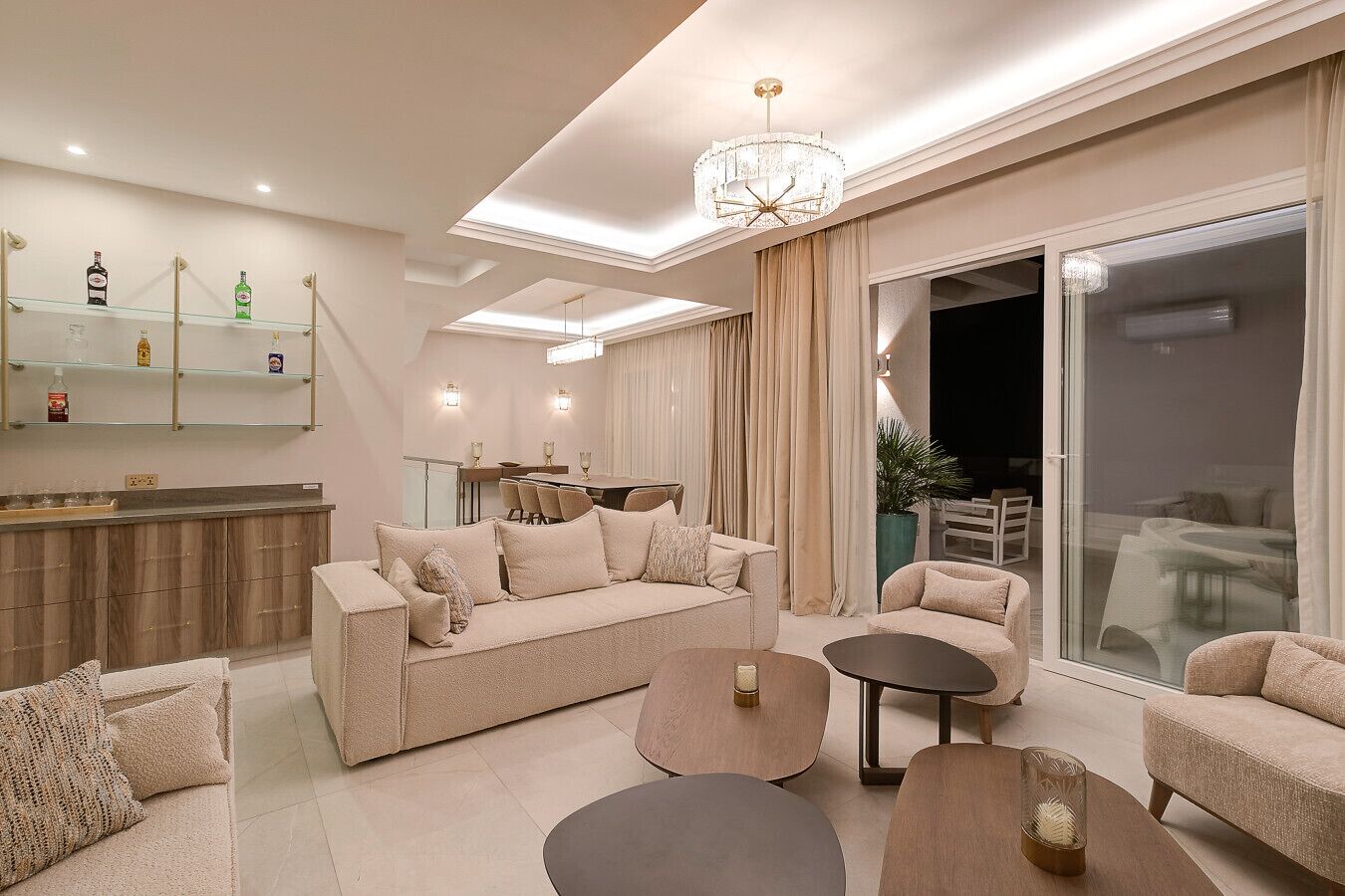 Smart-TV, bøker og stereoanlegg