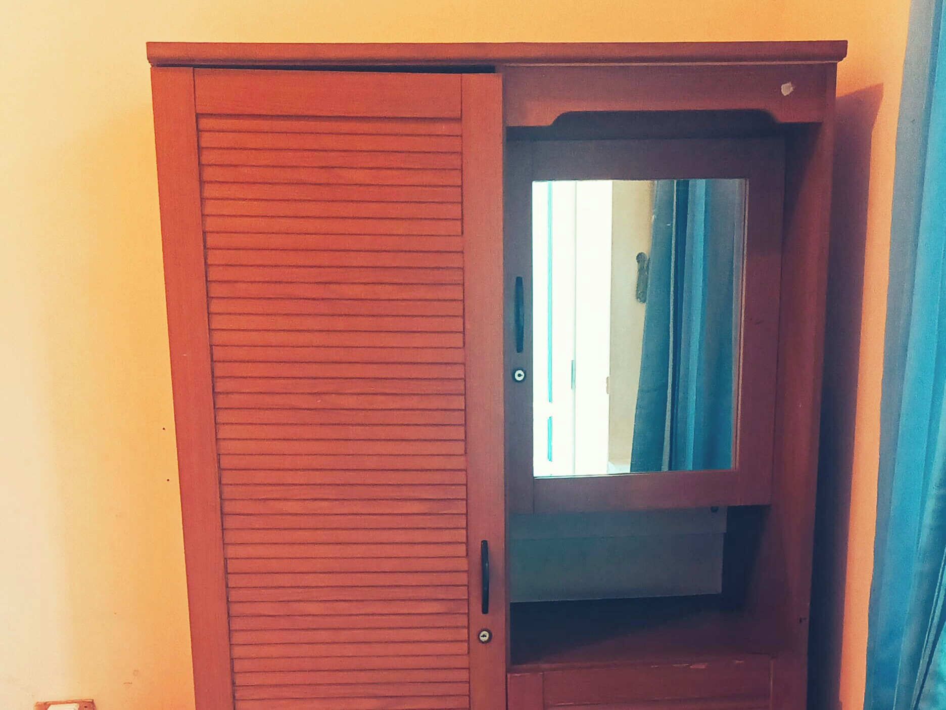 Une armoire en bois avec un miroir et une poignée de porte.