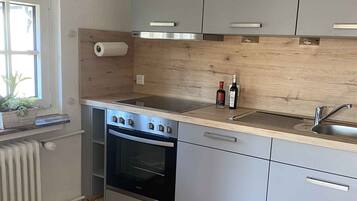 Frigorífico, horno, placa de cocina y lavavajillas