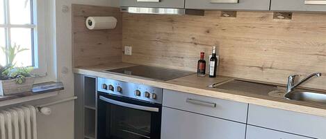 Fridge, oven, stovetop, dishwasher