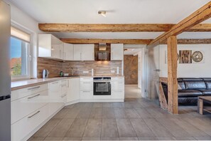 Réfrigérateur, four à micro-ondes, un four, surface de cuisson