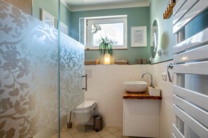 Shower, hair dryer, towels - Studio Apartment 'Villa Gute Zeit - Cosy  Apart' with Shared Terrace, Shared Garden and Wi-Fi (Nortorf)