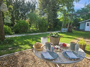 Outdoor dining - Studio Apartment 'Villa Gute Zeit - Cosy  Apart' with Shared Terrace, Shared Garden and Wi-Fi (Nortorf)