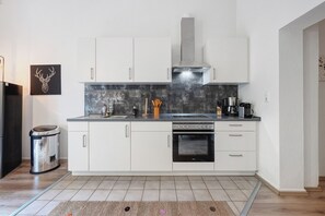 Fridge, oven, stovetop, coffee/tea maker