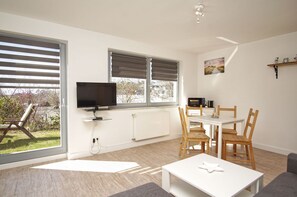 Tv, ett bordtennisbord och en stereo