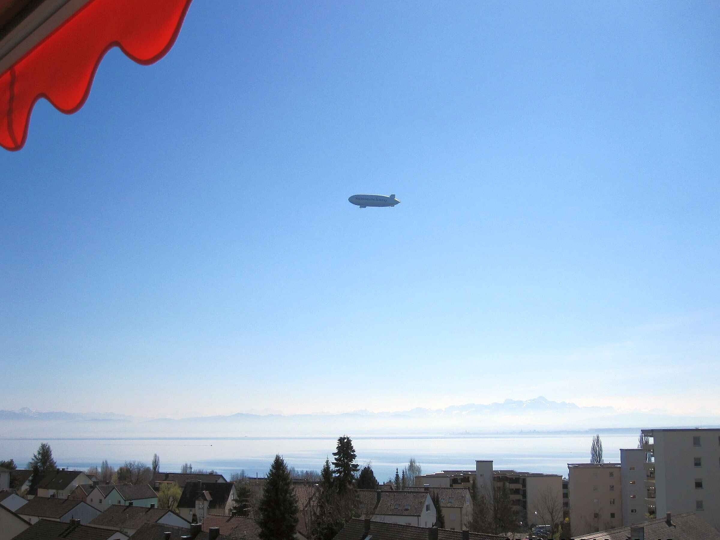 Une vue d’une ville avec ses bâtiments et une étendue d’eau à l’horizon.