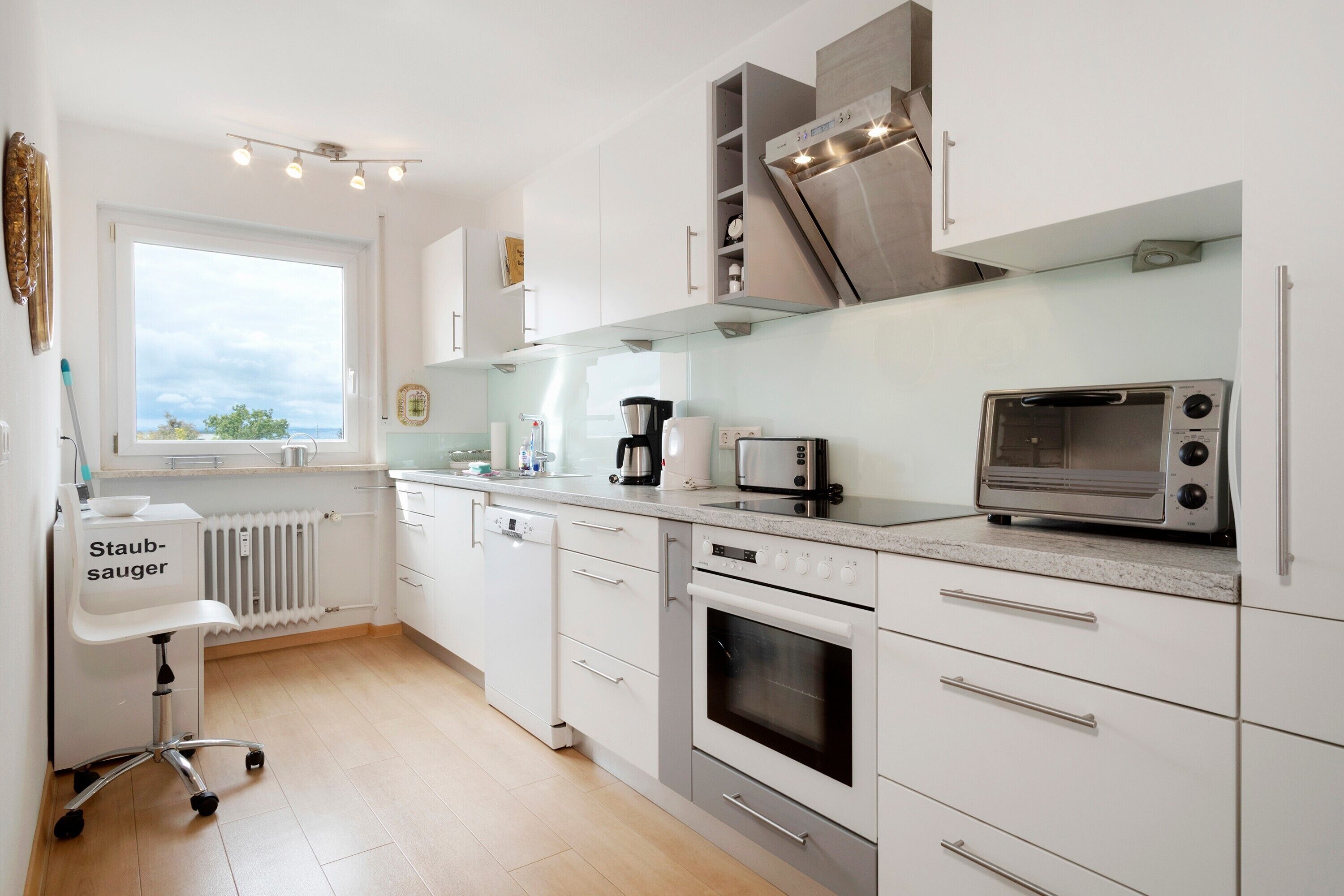 Een koelkast, een oven, een kookplaat, een vaatwasser