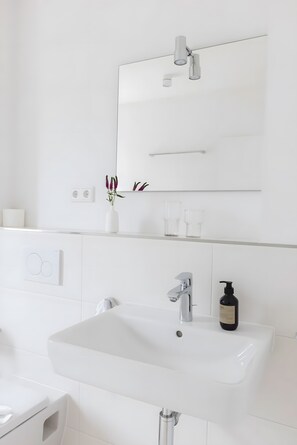 Shower - Apartment 'Steuerbord' with Balcony and Wi-Fi (Sankt Peter-Ording)