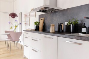 Fridge, oven, stovetop, dishwasher