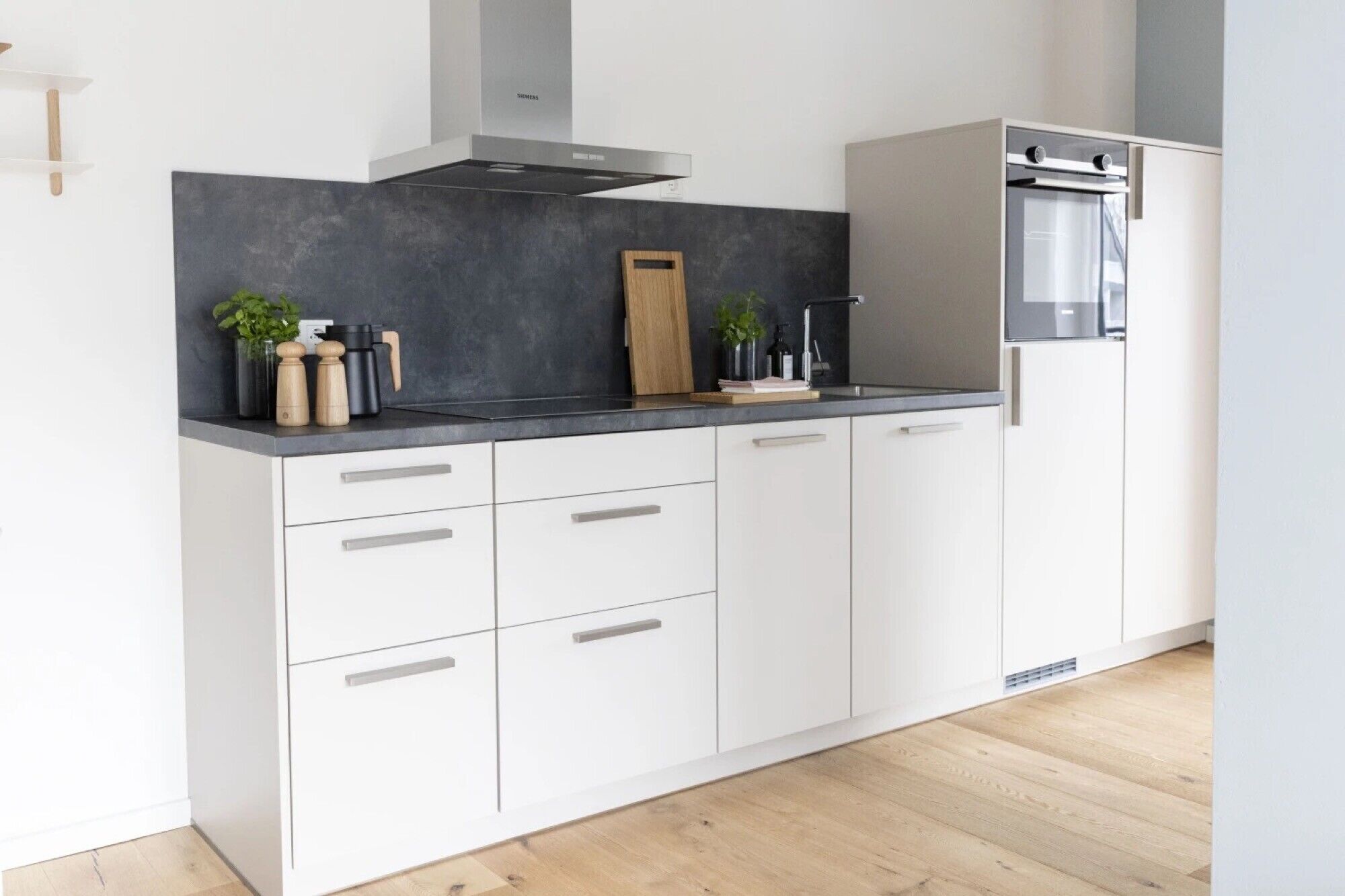 Ofen, Herdplatte, Wasserkocher mit Kaffee-/Teezubehör, Wasserkocher