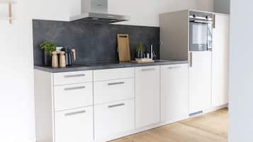 Ofen, Herdplatte, Wasserkocher mit Kaffee-/Teezubehör, Wasserkocher