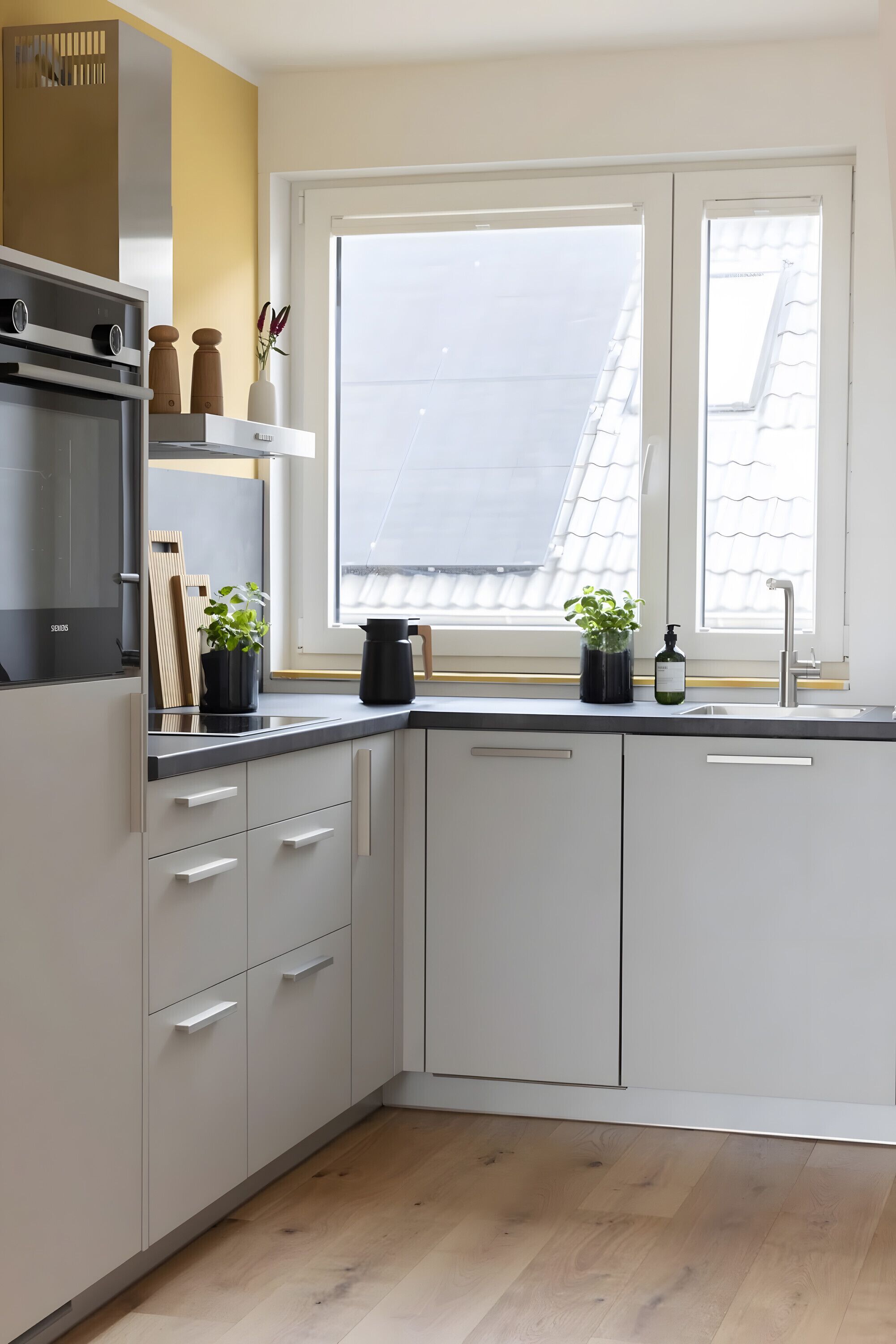 Ofen, Herdplatte, Wasserkocher mit Kaffee-/Teezubehör, Wasserkocher