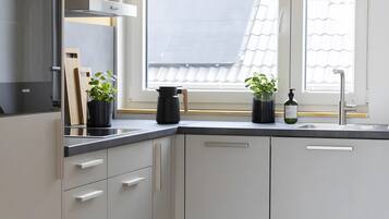 Ofen, Herdplatte, Wasserkocher mit Kaffee-/Teezubehör, Wasserkocher