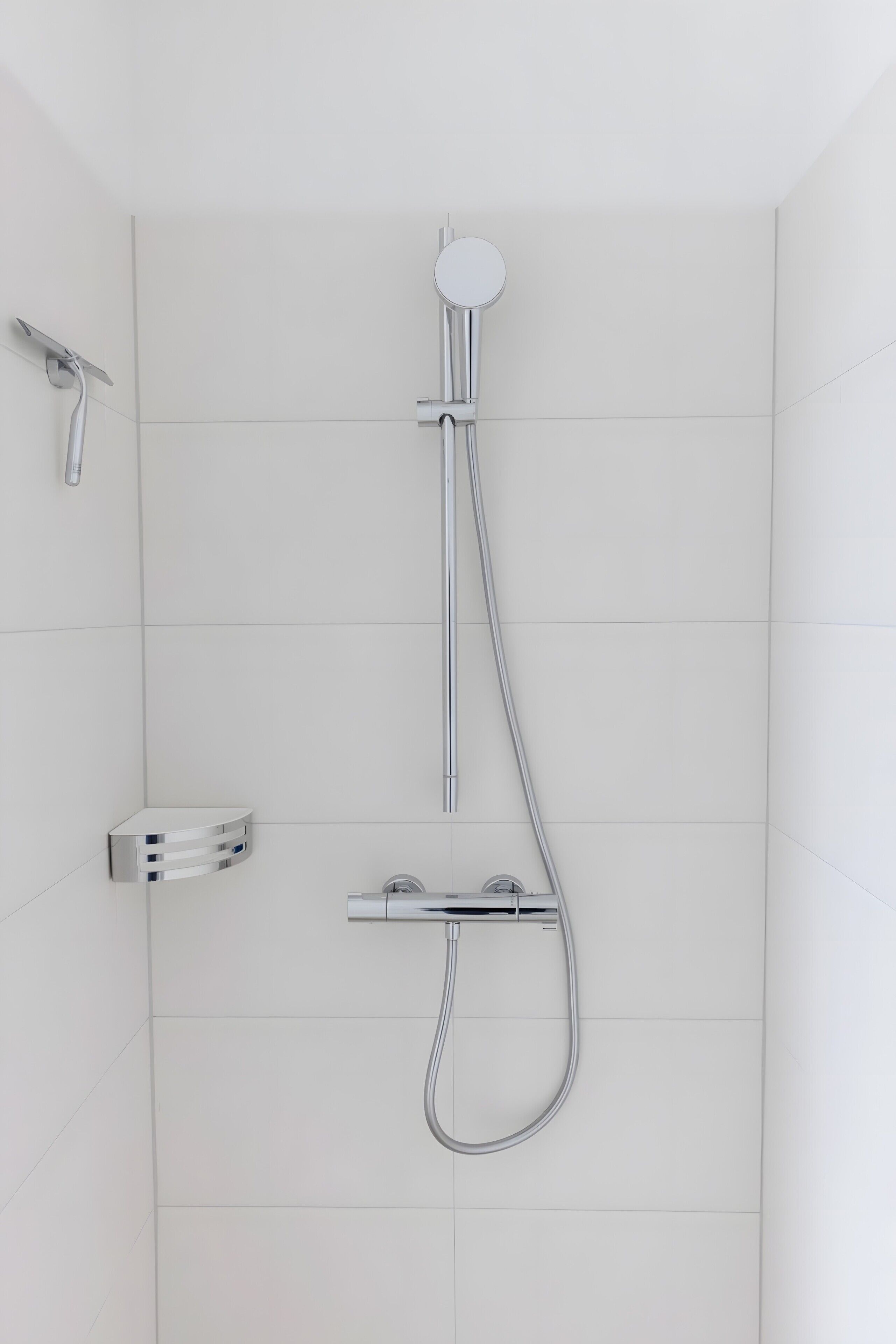 Ducha moderna con cabezal de ducha de mano y grifo empotrado.
