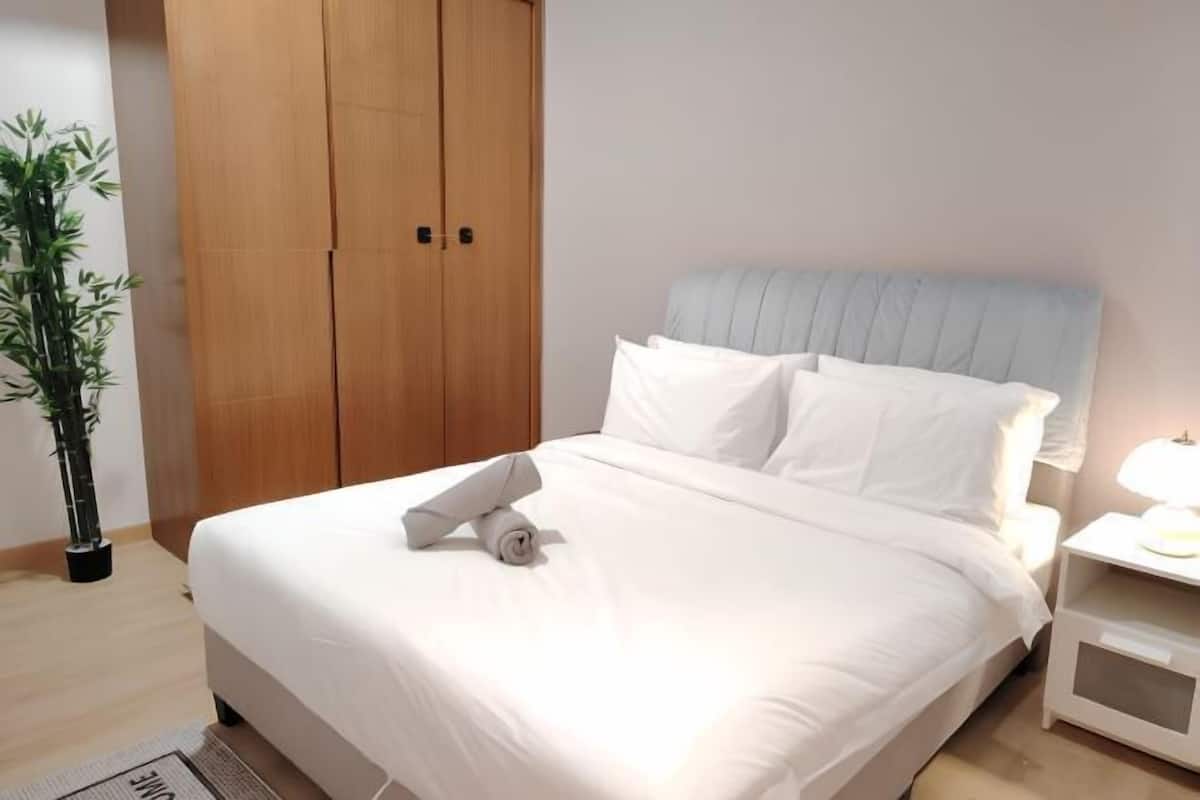 2 kamar tidur, setrika/meja setrika, Wi-Fi gratis, dan seprai linen