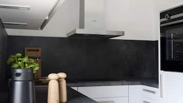 Ofen, Herdplatte, Wasserkocher mit Kaffee-/Teezubehör, Wasserkocher