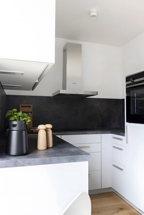 Four, plaque de cuisson, cafetière/bouilloire, bouilloire électrique