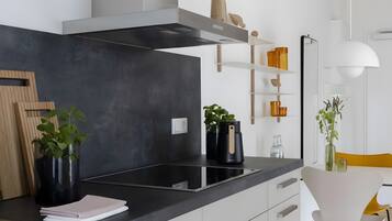 Horno, parrilla de estufa, cafetera y tetera y tetera eléctrica