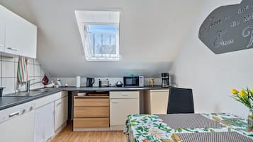 Køleskab, mikrobølgeovn, ovn, kogeplade