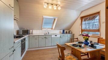 Jääkaappi, mikroaaltouuni, uuni, liesi