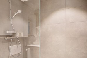 Dusche, Haartrockner, Handtücher