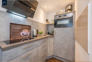 Kylskåp, mikrovågsugn, ugn och spishäll