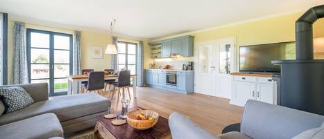 Fernseher, DVD-Player, Stereoanlage