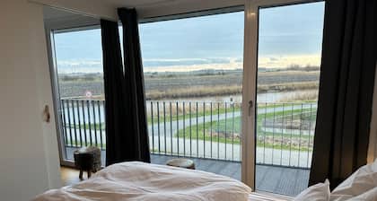 Ferienhaus 'Großzügiges Modernes' mit gemeinsamer Terrasse, privatem Garten und Wi-Fi