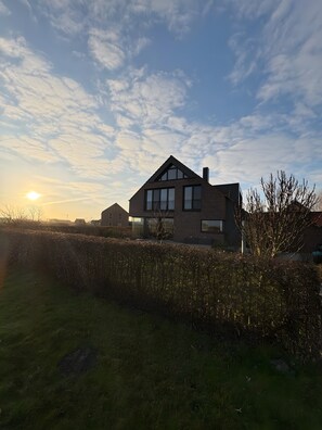 Exterior - Holiday Home 'Großzügiges Modernes' with Shared Terrace, Private Garden and Wi-Fi (Neuharlingersiel)