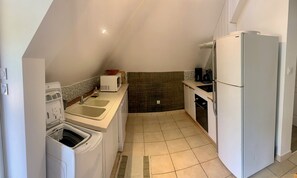 Réfrigérateur, micro-ondes, lave-vaisselle, cafetière/bouilloire