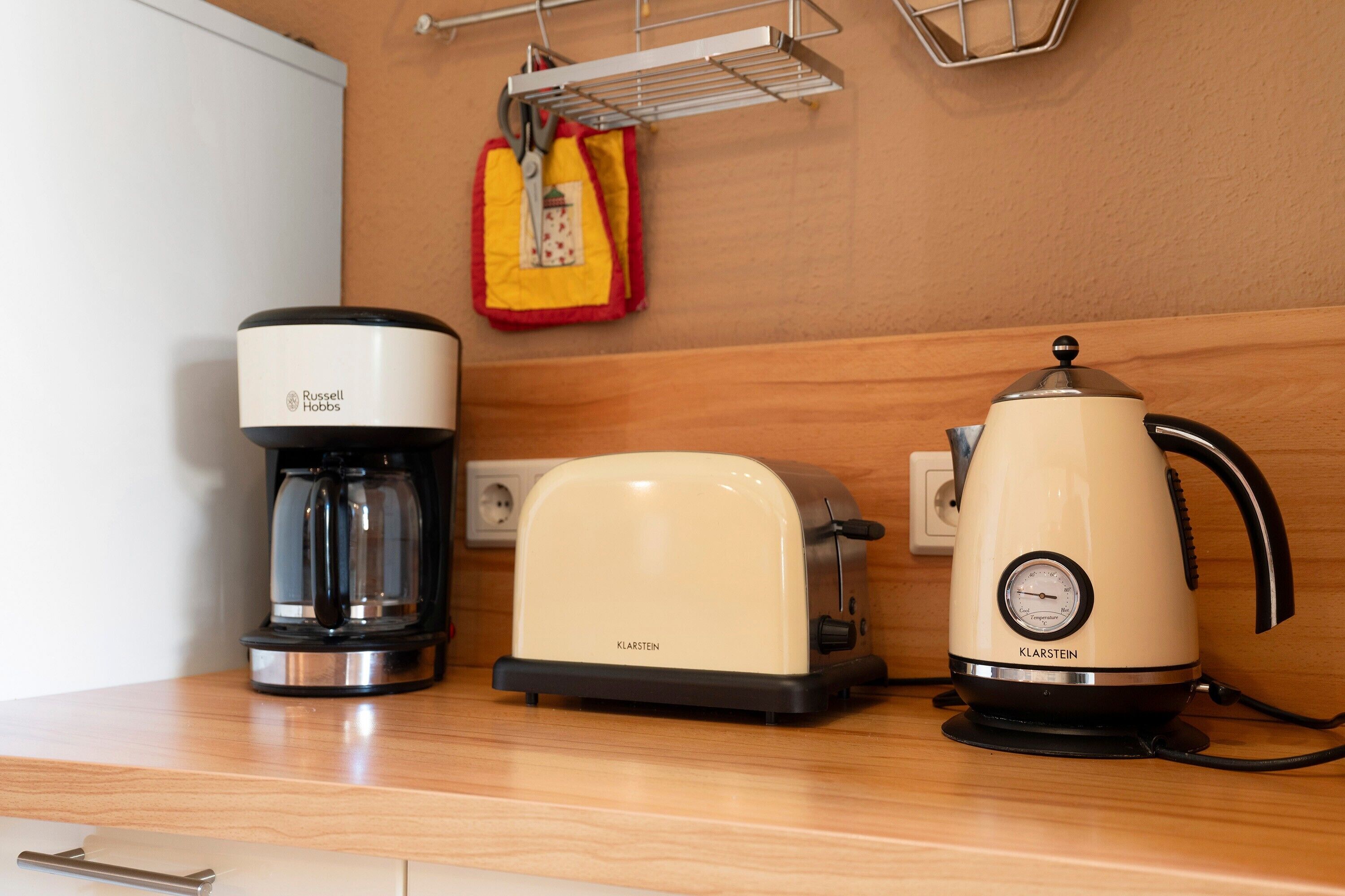 Eine Küchenarbeitsplatte mit Kaffeemaschine, Toaster und Wasserkocher.
