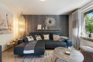 TV - Holiday Home 'Ankerglück' with Private Terrace and Wi-Fi (Lensahn)