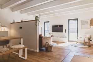 TV, mesa de pingue-pongue, aparelho de som