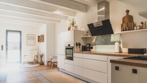 Kaffetrakter/tekoker, kjøleskap, mikrobølgeovn og ovn