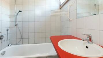 Dusche, Haartrockner, Handtücher