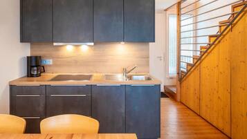 Frigorífico, placa de cocina, lavavajillas y cafetera o tetera