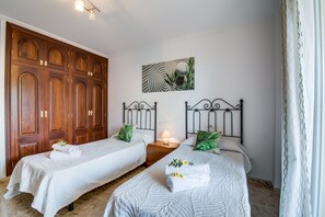 4 chambres, fer et planche à repasser, accès Internet